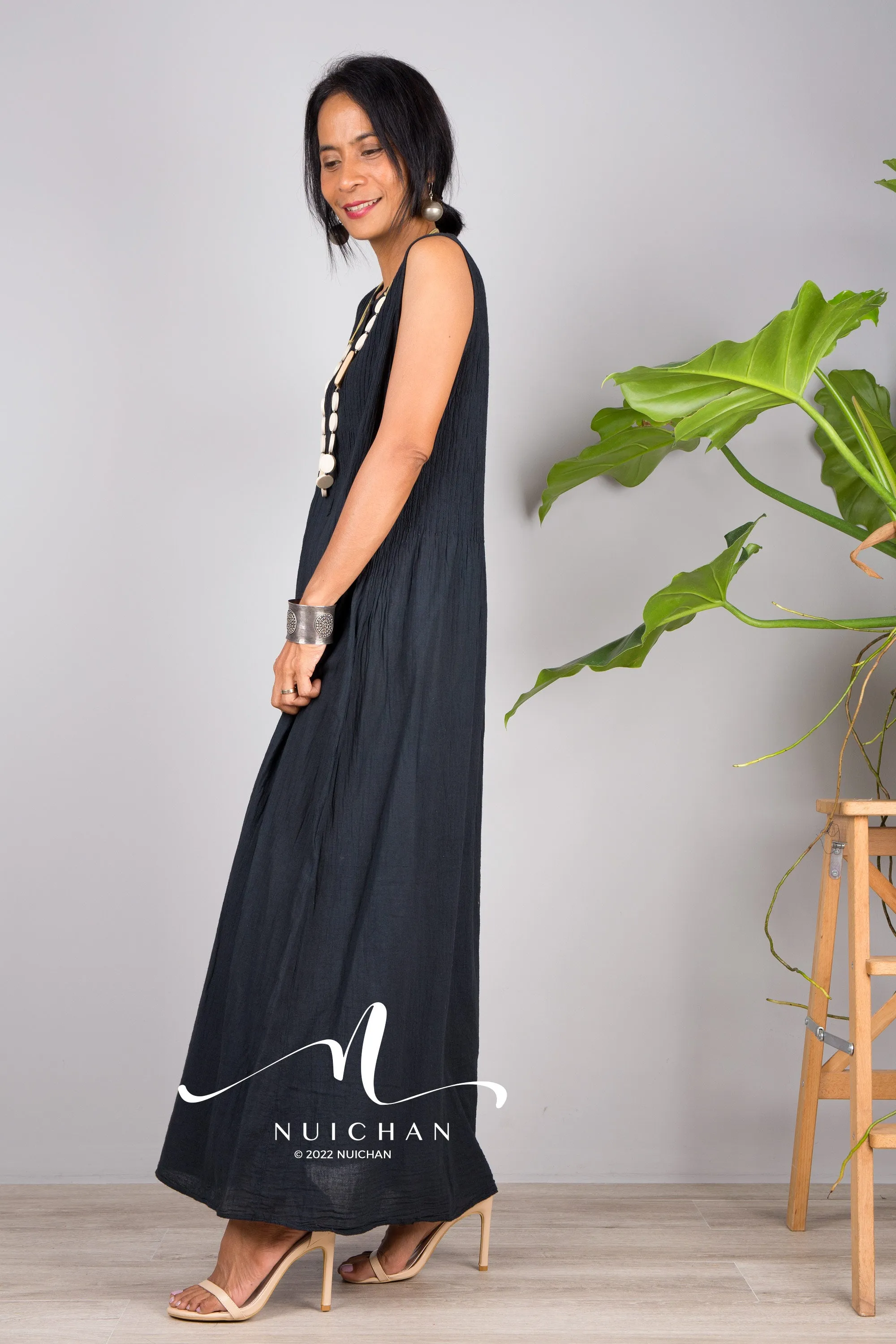 Sleeveless black cotton dress