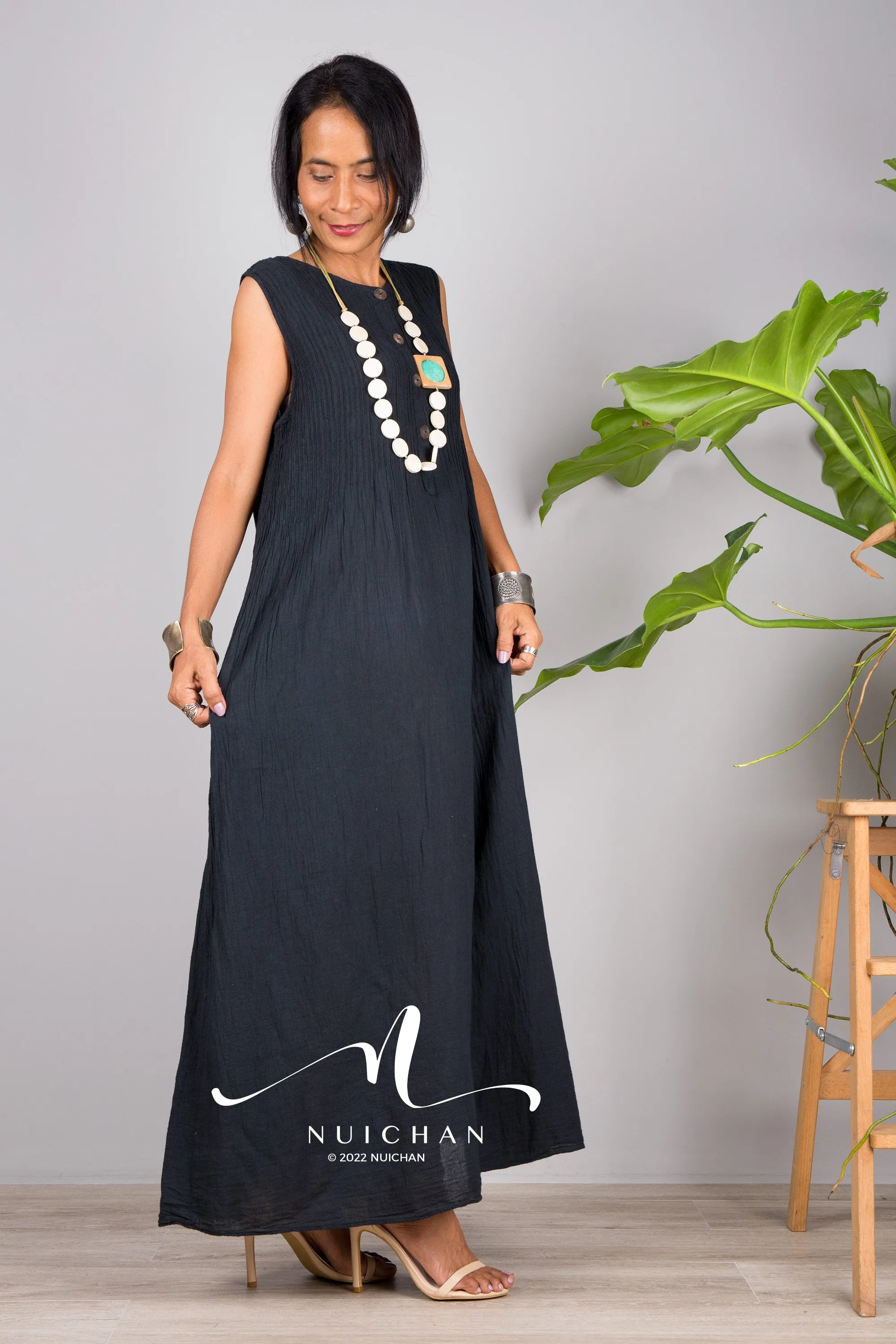 Sleeveless black cotton dress