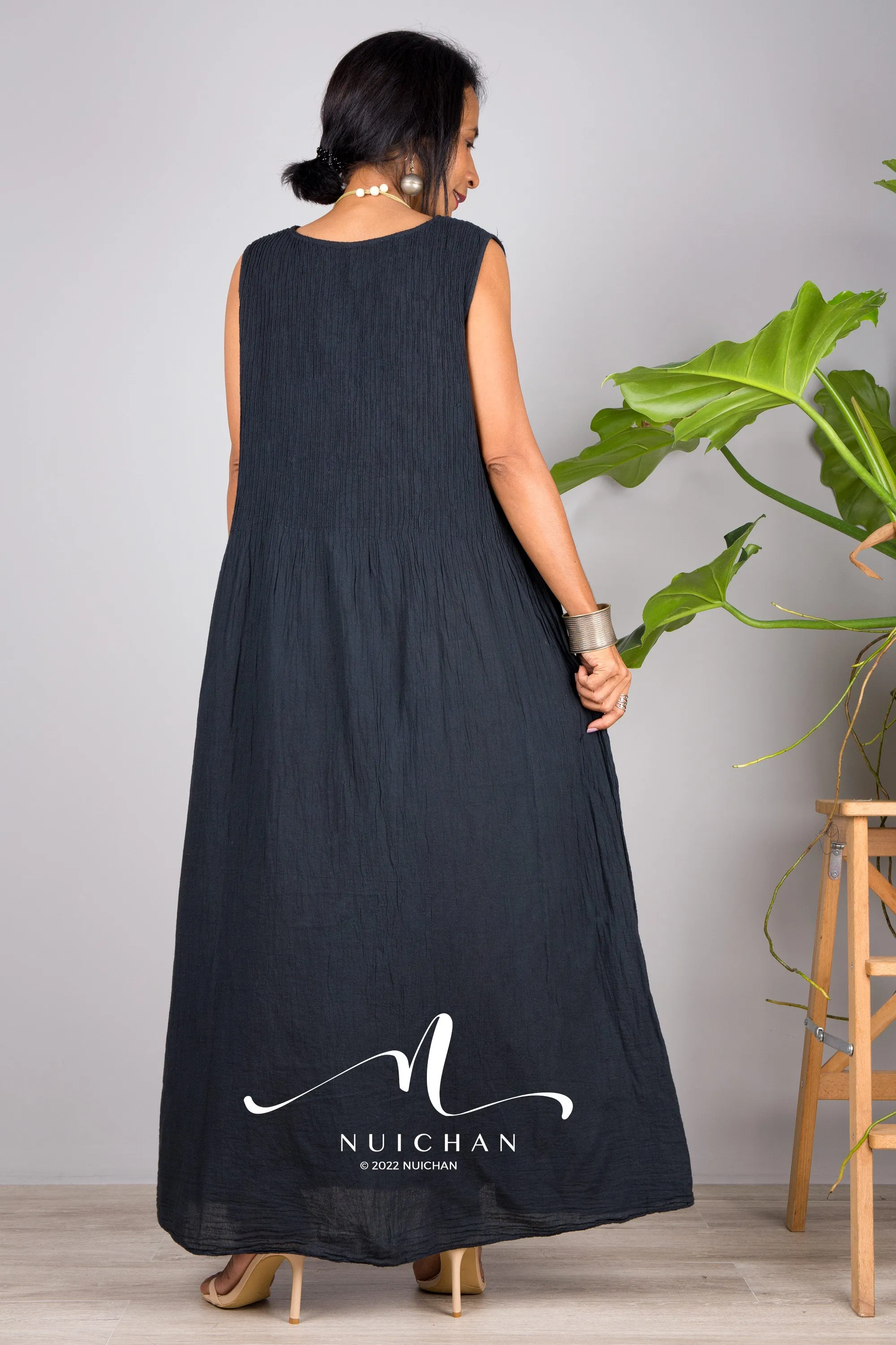 Sleeveless black cotton dress