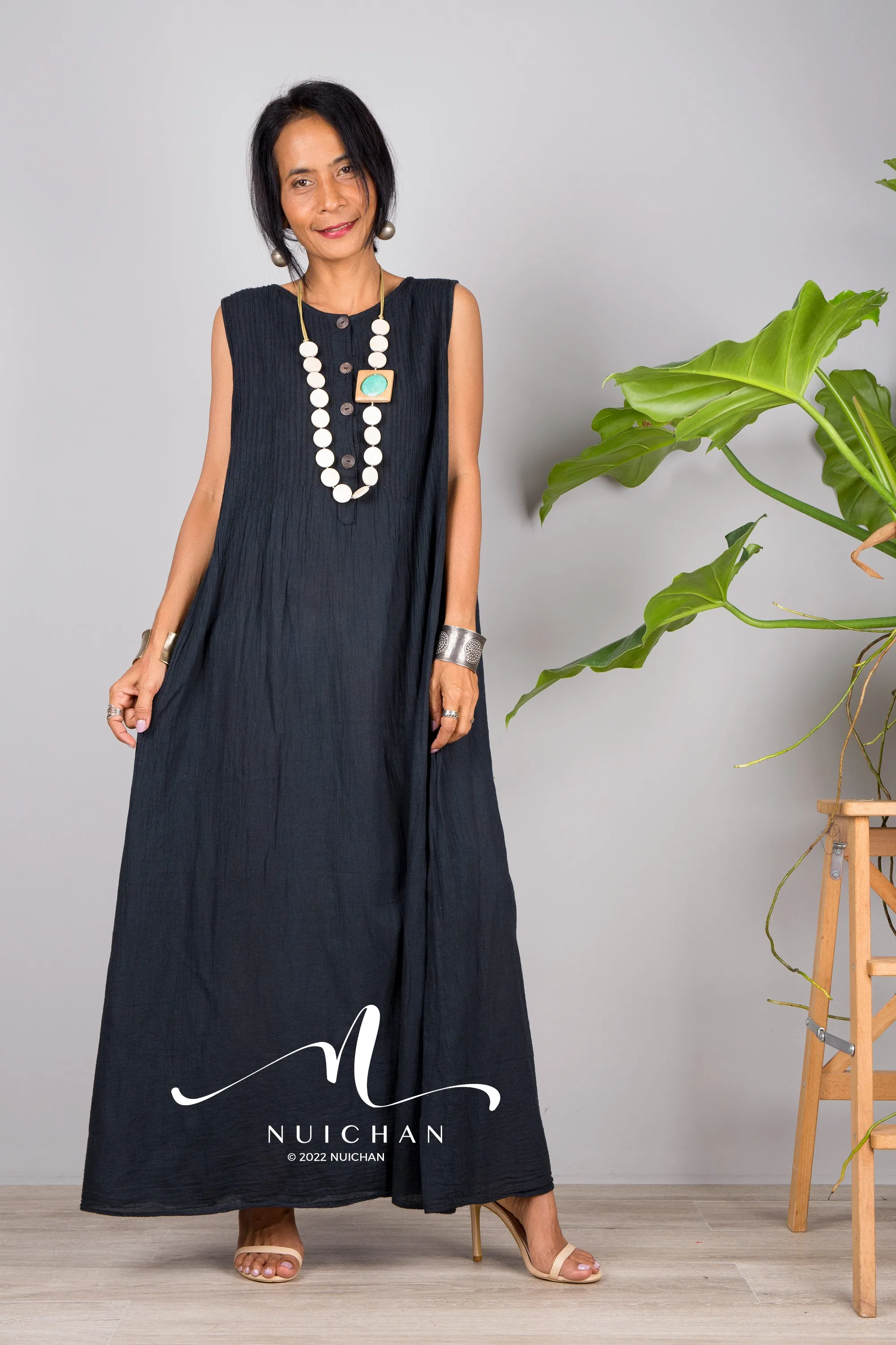 Sleeveless black cotton dress