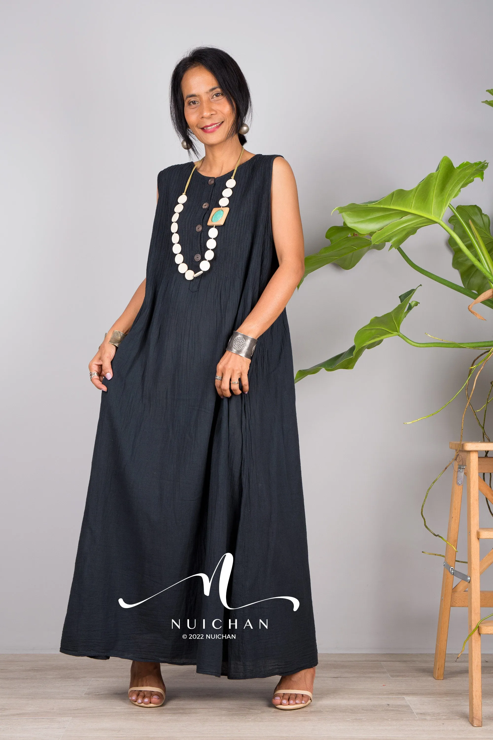 Sleeveless black cotton dress